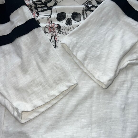 Vintage By Torrid Skull & Butterfly Graphic V-Neck Slub Jersey Shirt Size 0/L - Picture 4 of 6
